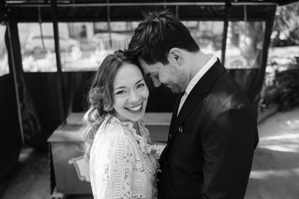 Séance couple au Square Saint-Lambert après le mariage à la mairie du 15ème — Pierre Atelier photographe
