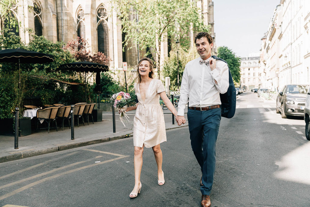 Jeune couple heureux dans la rue