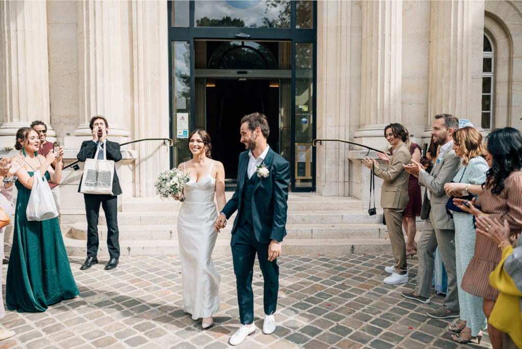 Sortie de mariage à la Mairie de Paris Centre face au square du Temple - Pierre Atelier photographe