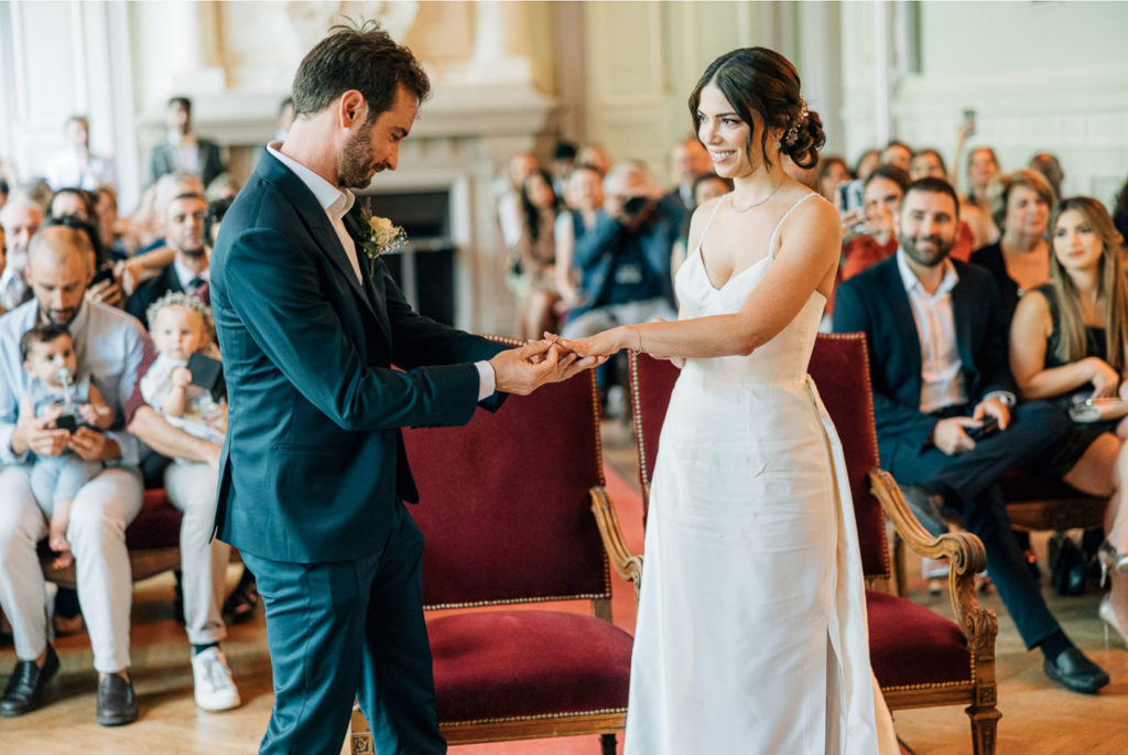 Portrait de couple place des Vosges après mariage à la Mairie de Paris Centre - Pierre Atelier