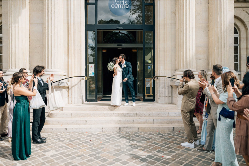 Sortie de mariage à la Mairie de Paris Centre face au square du Temple - Pierre Atelier photographe