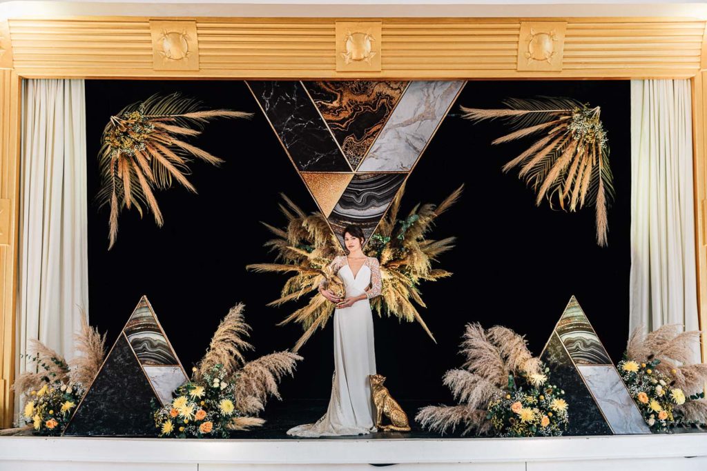 Mariés sur la scène Art Déco du Solaris Paris 20ème - Pierre Atelier photographe mariage