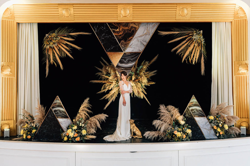 Mariés sur la scène Art Déco du Solaris Paris 20ème - Pierre Atelier photographe mariage