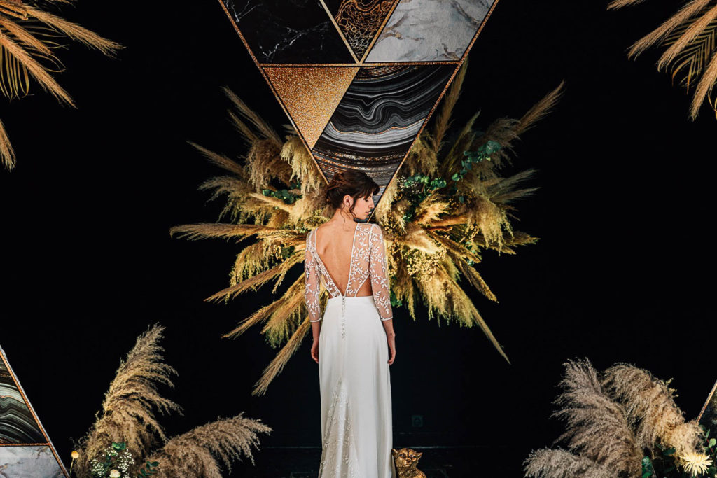 Mariés sur la scène Art Déco du Solaris Paris 20ème - Pierre Atelier photographe mariage
