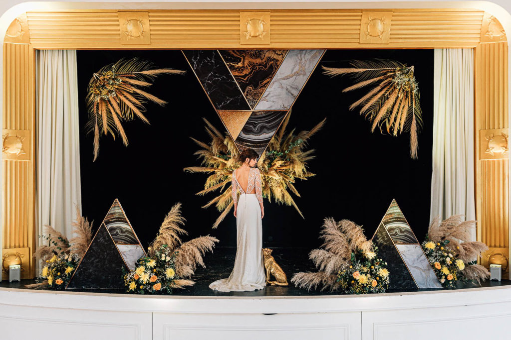 Mariés sur la scène Art Déco du Solaris Paris 20ème - Pierre Atelier photographe mariage
