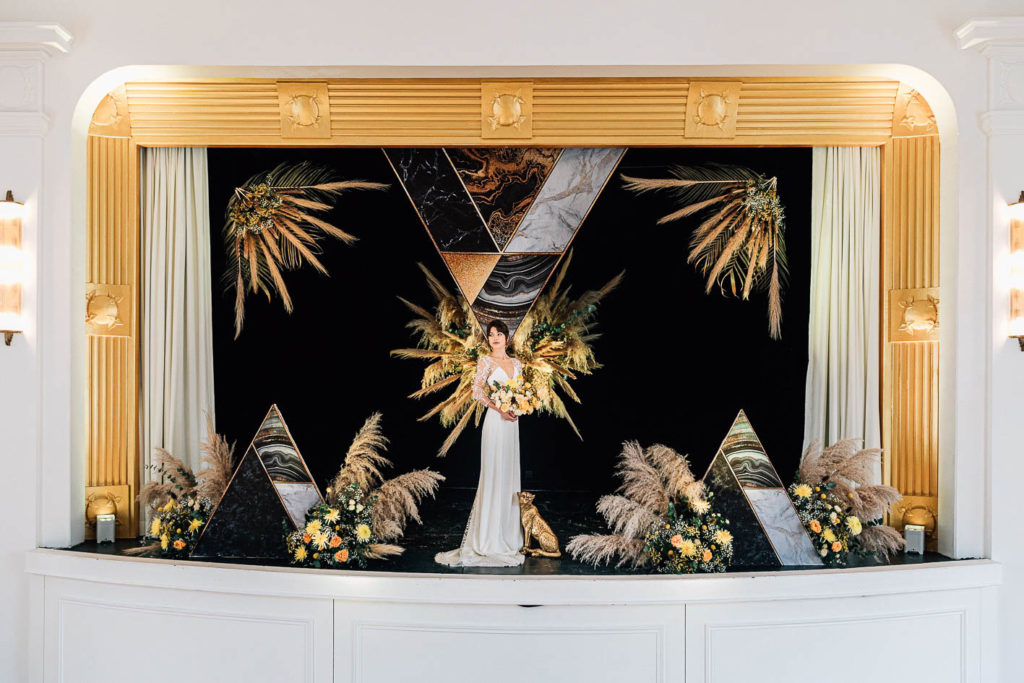 Mariés sur la scène Art Déco du Solaris Paris 20ème - Pierre Atelier photographe mariage