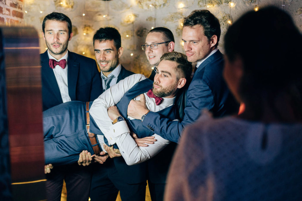 Mariés sur la terrasse des Bonnes Joies avec vue sur la Tour Eiffel - Pierre Atelier photographe mariage Vexin