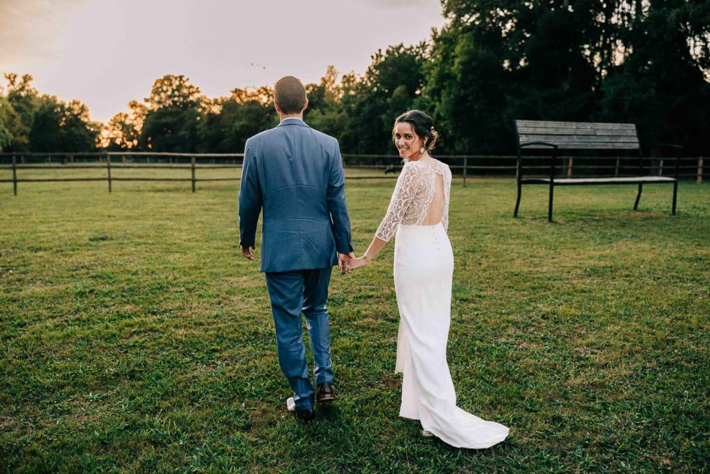 Portrait de couple au bord de l'étang du Château de Vaugrigneuse - Pierre Atelier photographe mariage