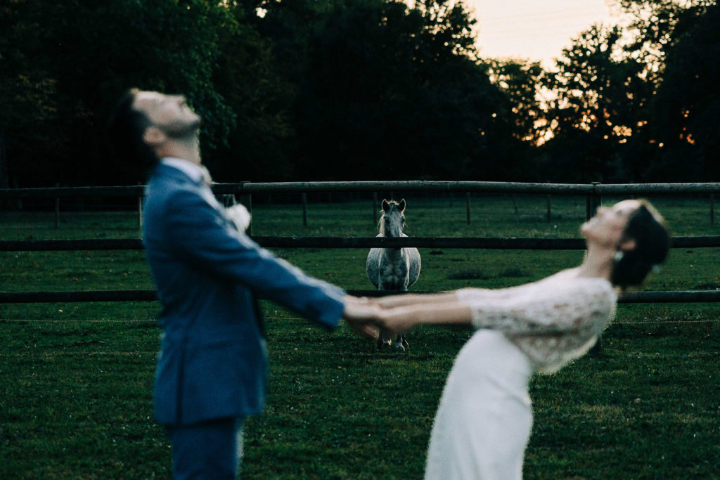Portrait de couple au bord de l'étang du Château de Vaugrigneuse - Pierre Atelier photographe mariage