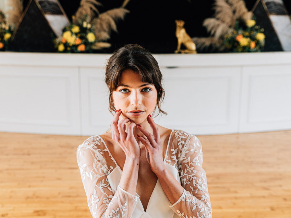Mariés sur la scène Art Déco du Solaris Paris 20ème - Pierre Atelier photographe mariage
