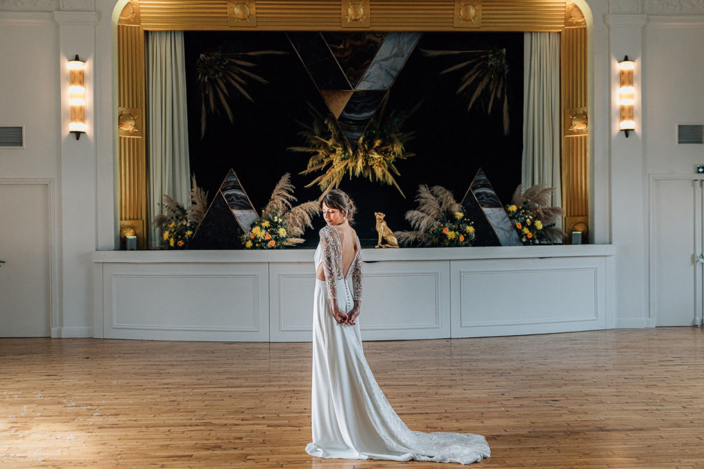 Mariés sur la scène Art Déco du Solaris Paris 20ème - Pierre Atelier photographe mariage