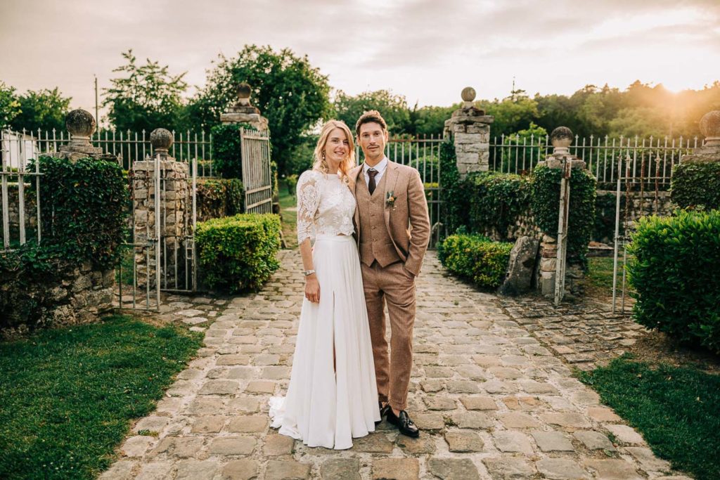Portrait de couple au bord de la rivière du Moulin de Launoy - Pierre Atelier photographe mariage 77