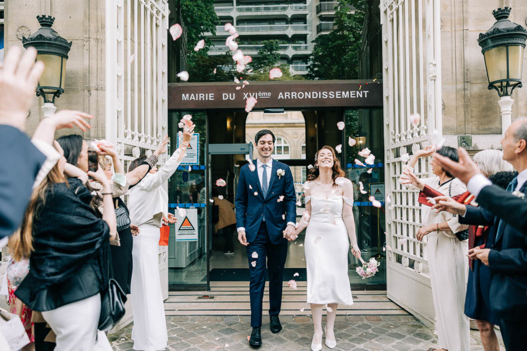 Sortie de mariage à la mairie du 16ème Paris - Square Édouard VII - Pierre Atelier