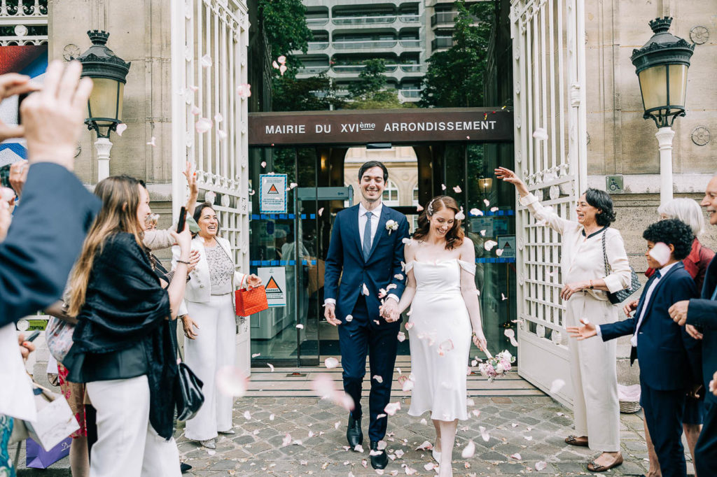 Sortie de mariage à la mairie du 16ème Paris - Square Édouard VII - Pierre Atelier