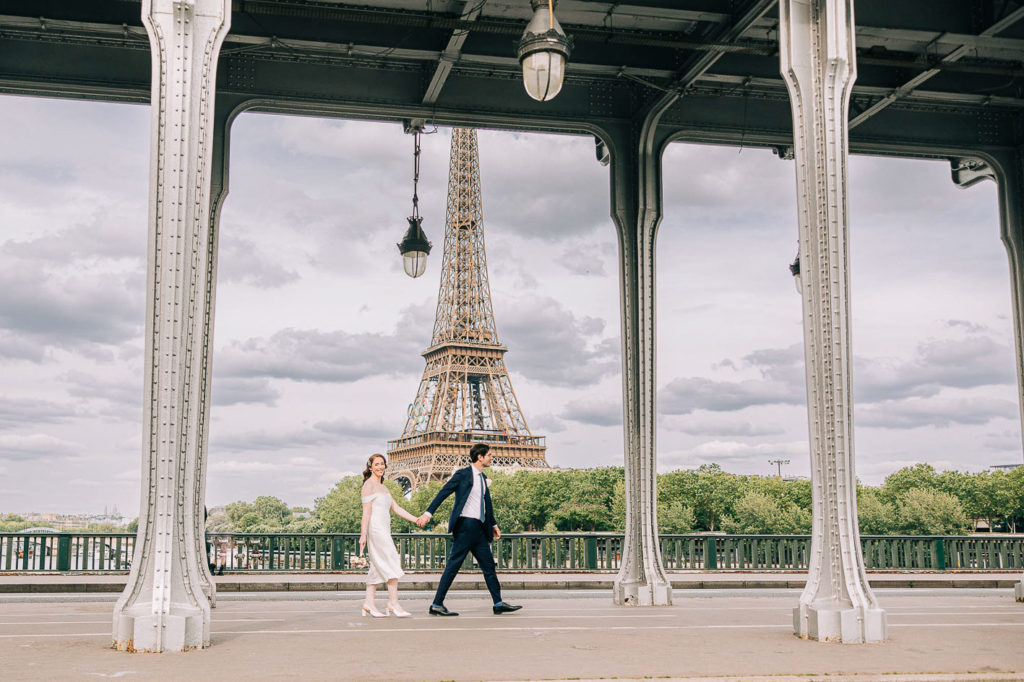 Portrait de couple au Pont de Bir-Hakeim mariage Paris 16ème - Pierre Atelier