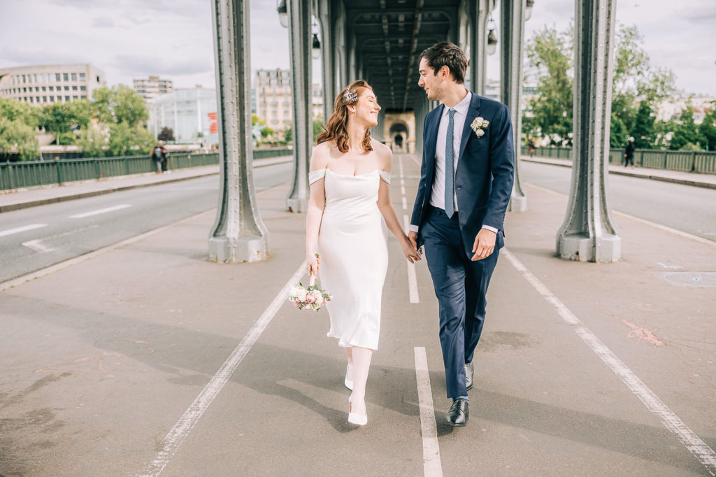 Portrait de couple au Pont de Bir-Hakeim mariage Paris 16ème - Pierre Atelier