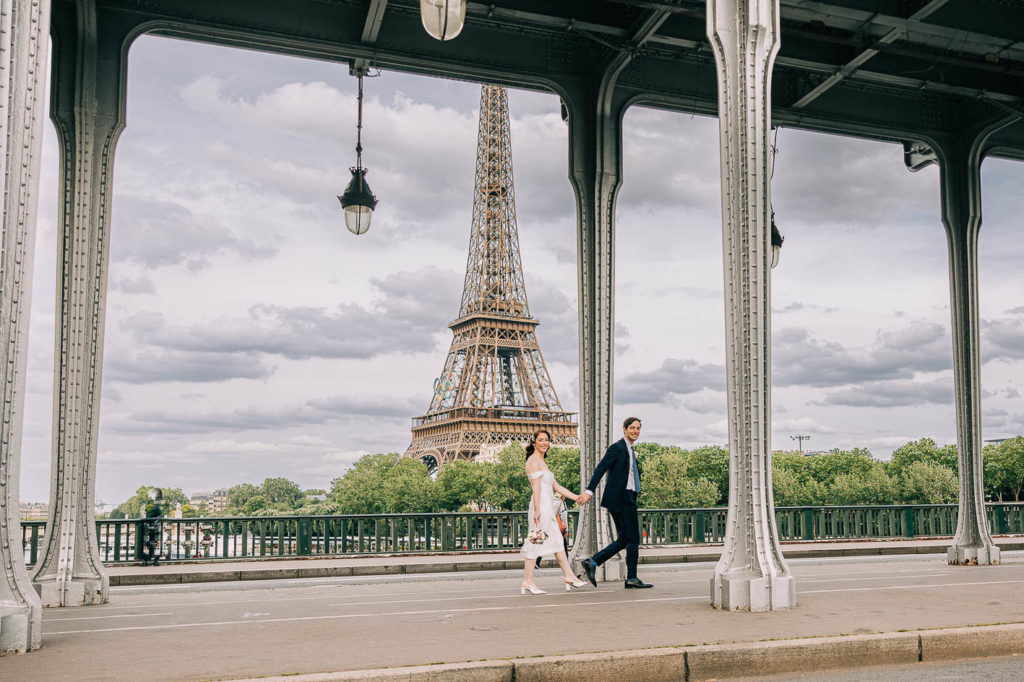 Portrait de couple au Pont de Bir-Hakeim mariage Paris 16ème - Pierre Atelier