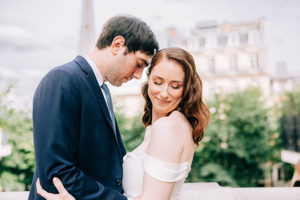 Session couple au Trocadéro pendant la golden hour - mariage 16ème Paris - Pierre Atelier