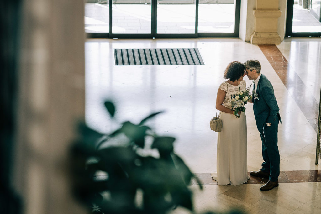 Cérémonie civile dans la salle des mariages de la mairie du 19ème Paris