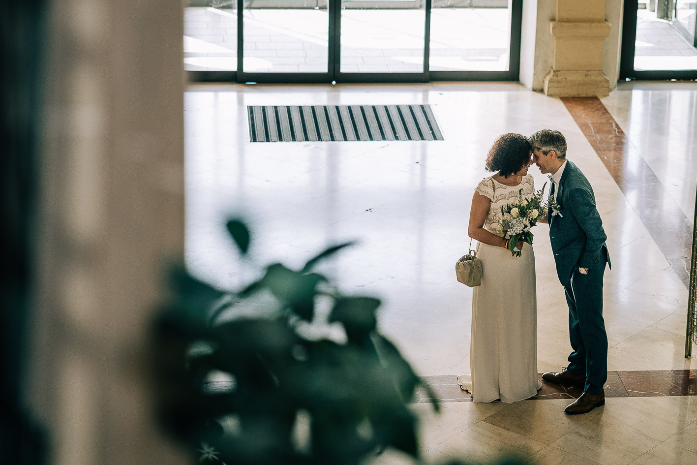 Cérémonie civile dans la salle des mariages de la mairie du 19ème Paris