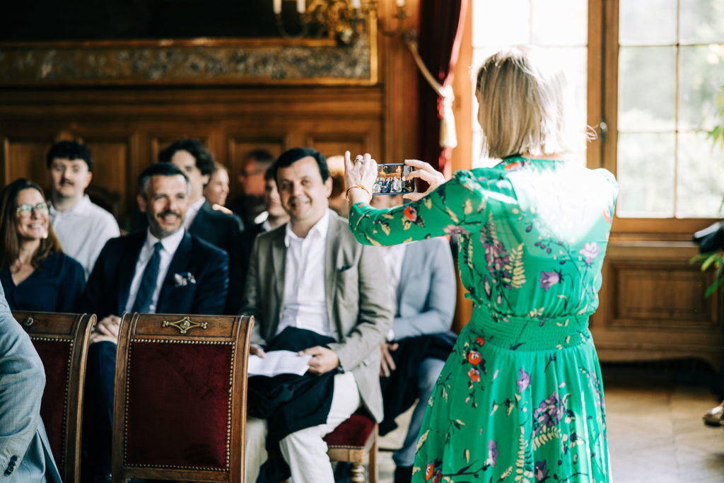 Cérémonie civile dans la salle des mariages de la mairie du 19ème Paris
