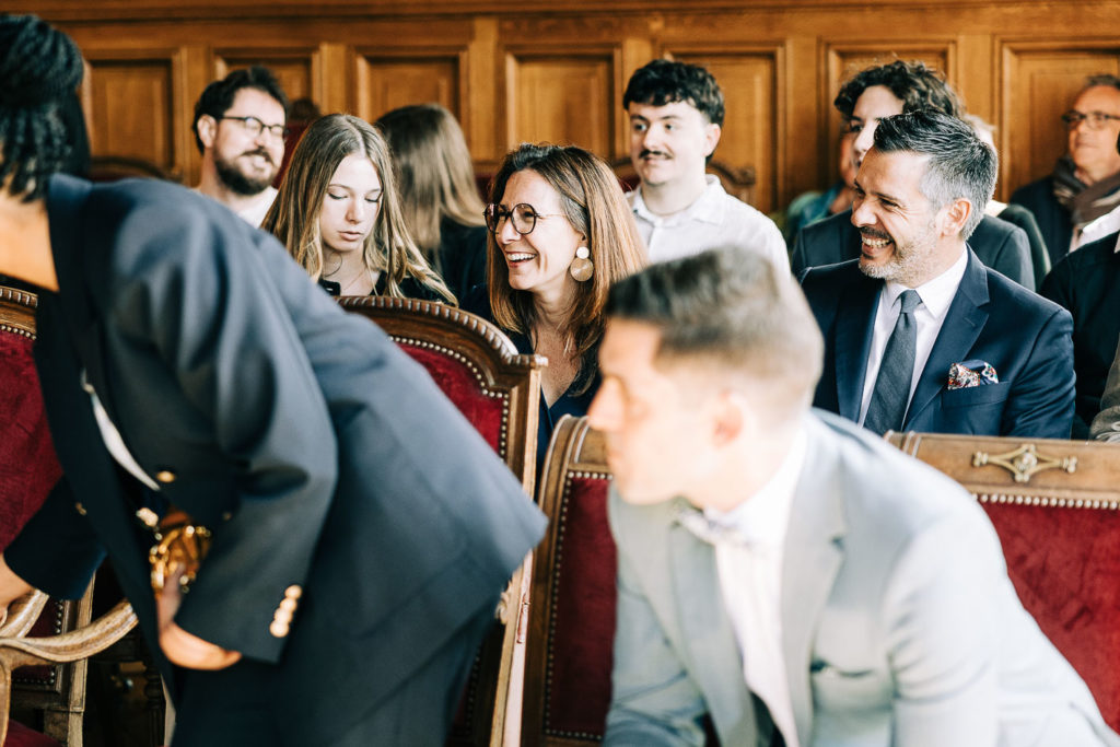 Cérémonie civile dans la salle des mariages de la mairie du 19ème Paris