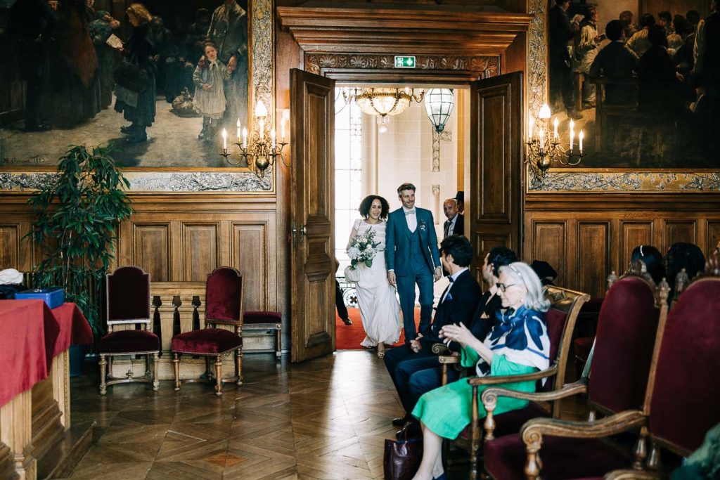 Cérémonie civile dans la salle des mariages de la mairie du 19ème Paris