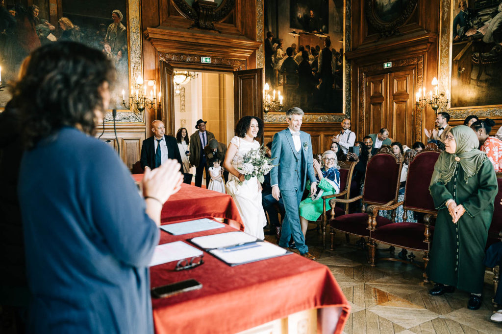 Cérémonie civile dans la salle des mariages de la mairie du 19ème Paris