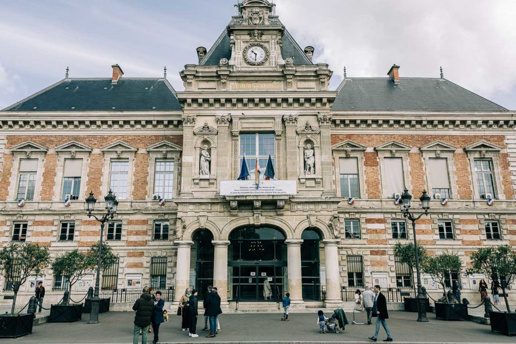 Cérémonie civile dans la salle des mariages de la mairie du 19ème Paris