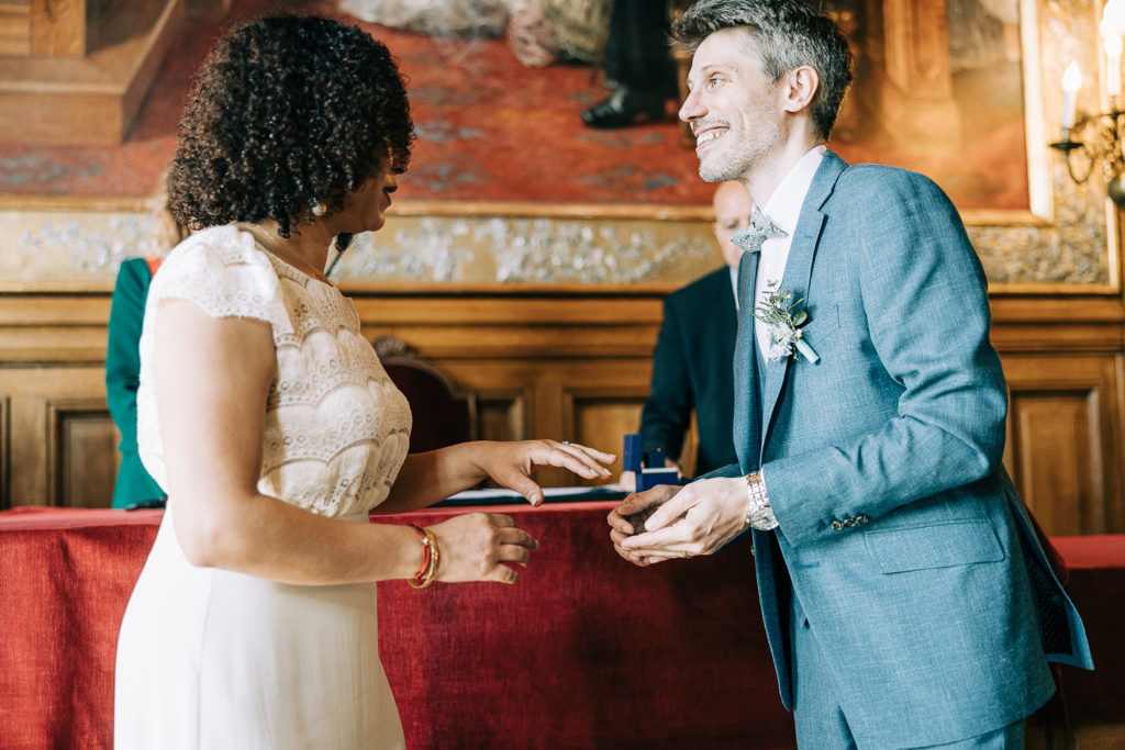 Cérémonie civile dans la salle des mariages de la mairie du 19ème Paris