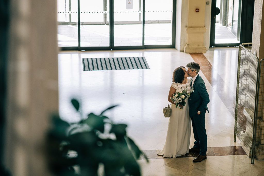 Cérémonie civile dans la salle des mariages de la mairie du 19ème Paris