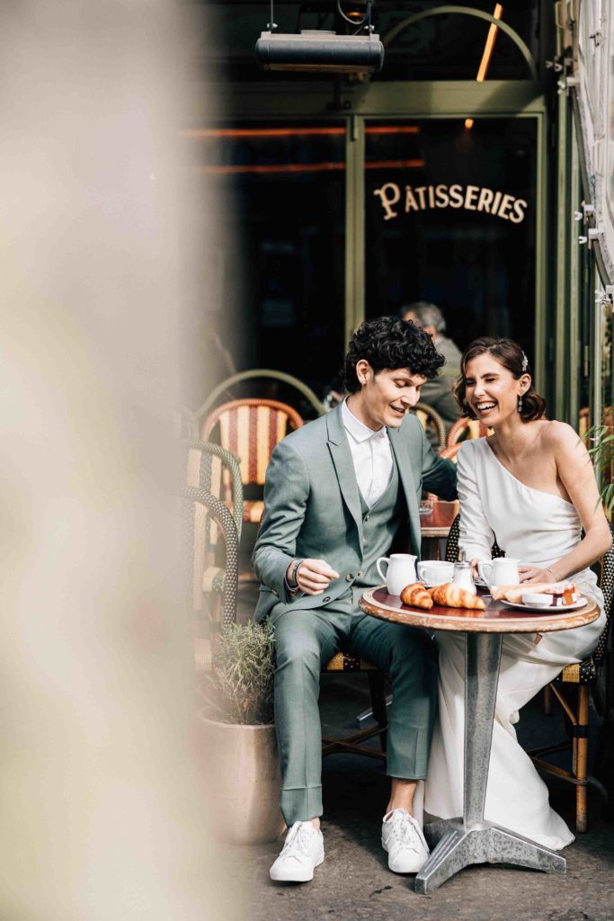 Mariés café parisien croissants mariage Paris 9ème — Pierre Atelier photographe