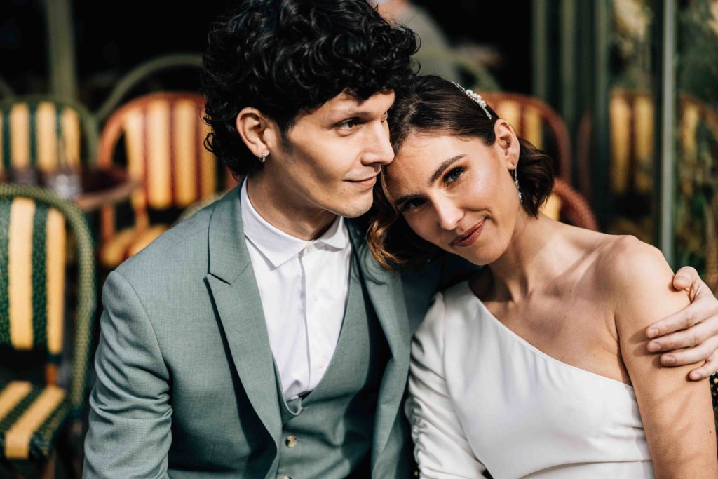 Portrait intime couple café parisien mariage Salon des Miroirs — Pierre Atelier
