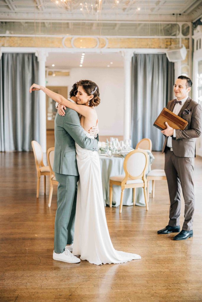 Émotion embrassade cérémonie Salon des Miroirs Paris — Pierre Atelier photographe mariage