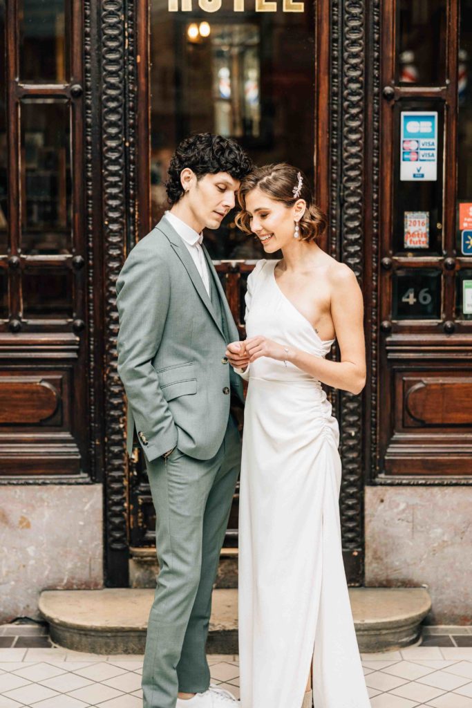 Portrait romantique couple bouquet Salon des Miroirs Paris — Pierre Atelier photographe