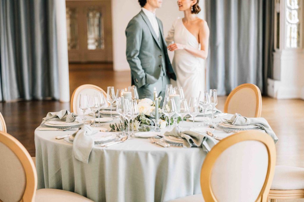 Portrait couple assis Salon des Miroirs salle prestige Paris — Pierre Atelier