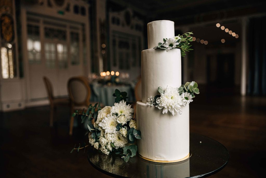 Wedding cake blanc fleurs salle Salon des Miroirs Paris nuit — Pierre Atelier