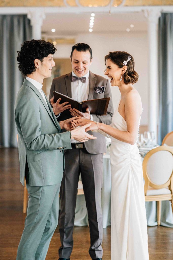 Couple joyeux passage Jouffroy Paris 9 mariage — Pierre Atelier photographe