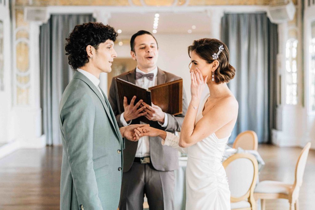 Émotion cérémonie laïque Salon des Miroirs Paris 9ème — Pierre Atelier photographe mariage