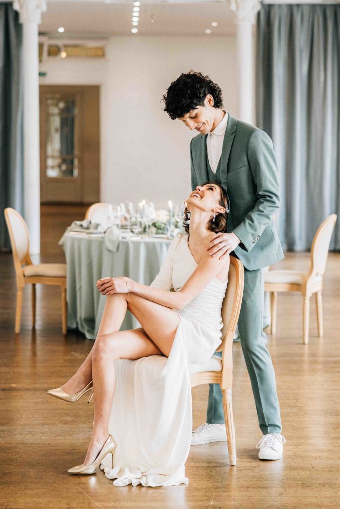 Portrait couple assis Salon des Miroirs Paris 9ème — Pierre Atelier photographe mariage