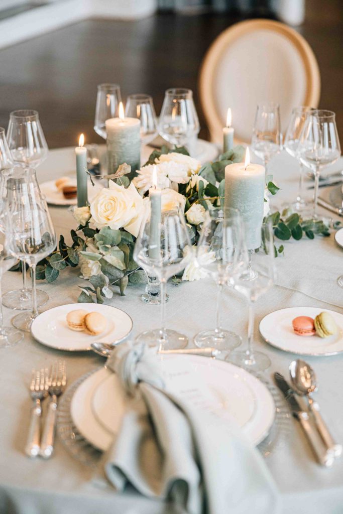 Détail table mariage Salon des Miroirs verres cristal macarons — Pierre Atelier