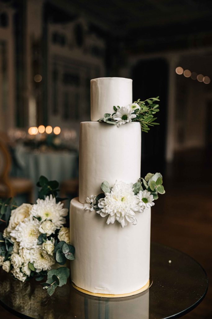 Wedding cake blanc fleurs mariage Salon des Miroirs Paris — Pierre Atelier photographe