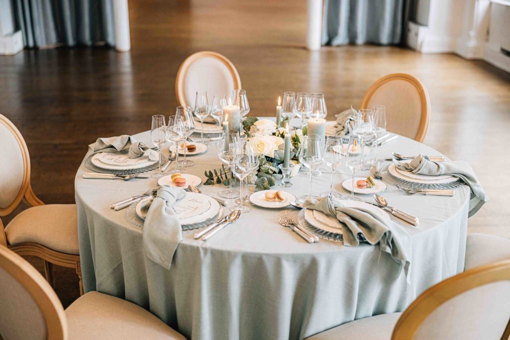 Détail table mariage Salon des Miroirs verres cristal macarons — Pierre Atelier