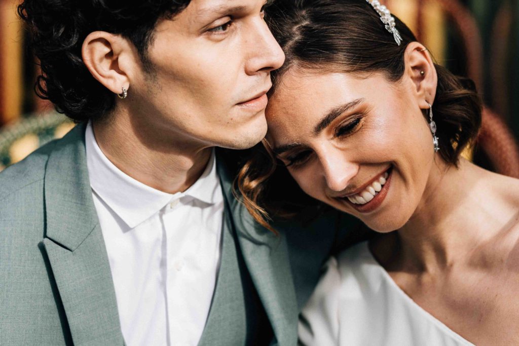 Portrait romantique mariés passage Jouffroy Paris — Pierre Atelier photographe mariage