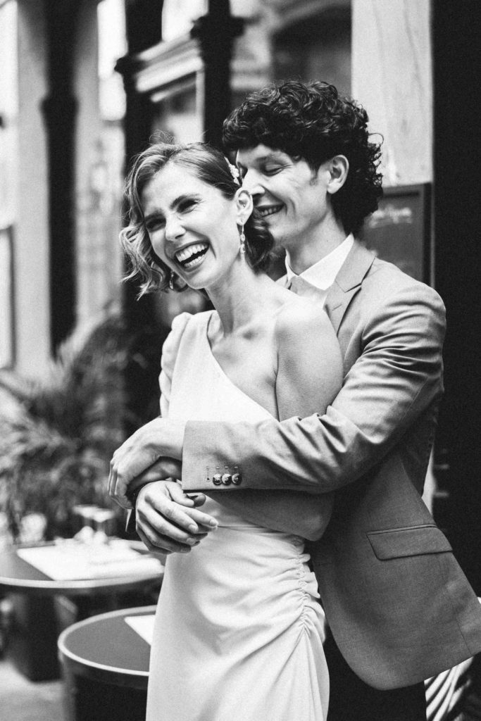 Couple joyeux passage Jouffroy Paris 9 mariage — Pierre Atelier photographe