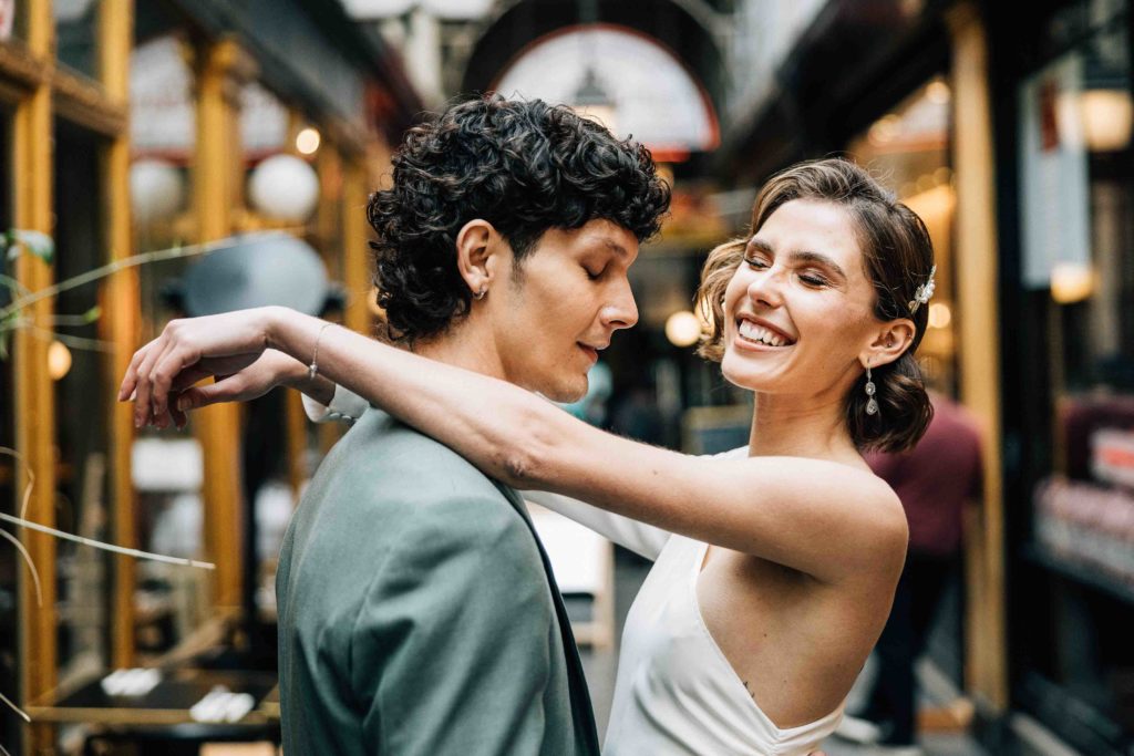 Mariés riant passage Jouffroy Paris mariage haut de gamme — Pierre Atelier