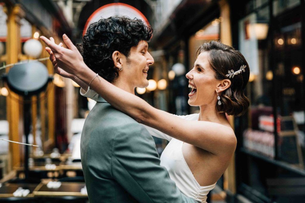 Portrait couple passage Jouffroy Paris 9ème mariage — Pierre Atelier photographe