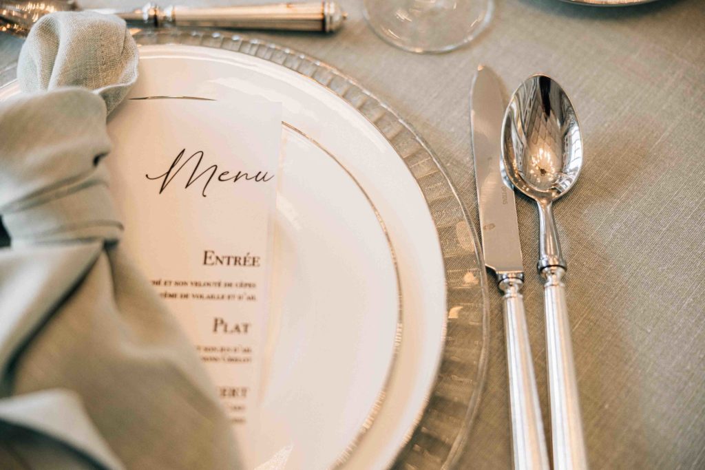 Table ronde décorée Salon des Miroirs mariage Paris 9ème — Pierre Atelier