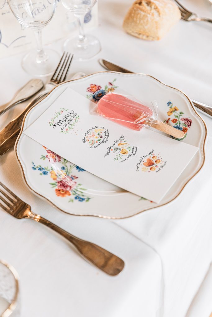 Détails assiette menu bohème mariage Village de Sully — Pierre Atelier photographe