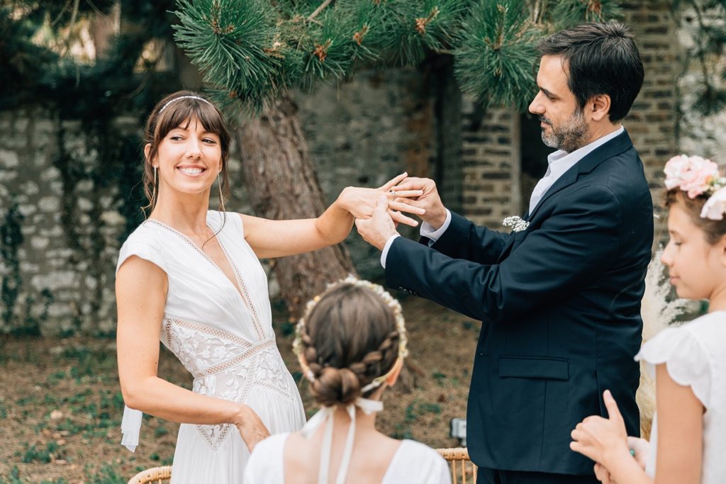 Échange des alliances cérémonie laïque Village de Sully jardin — Pierre Atelier